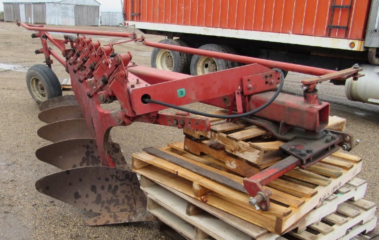 IH 720 5-bottom plow