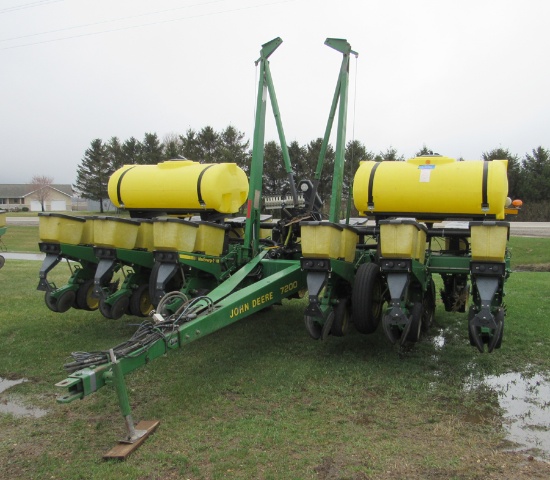JD 7200 12 row x 30" planter