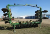 JD 7000 16-row planter