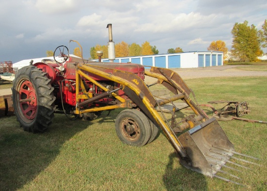 Farmall 300 w/ Loader and Extra Bucket