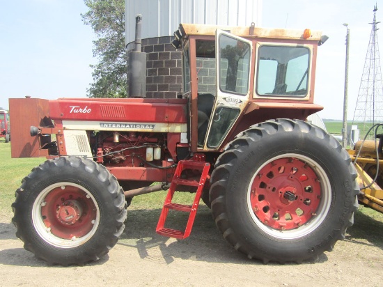 IH Farmall 1066 diesel turbo tractor w/ Hiniker cab