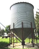 2500 bu holding bin w/ transfer auger
