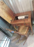 Sewing table w/singer sewing machine