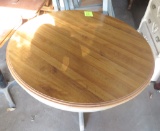 3.5ft round table w/chairs