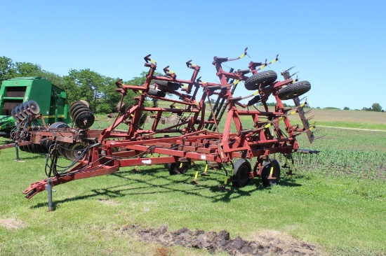 International 4800 vibrashank field cultivator