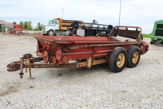 New Holland 575 manure spreader