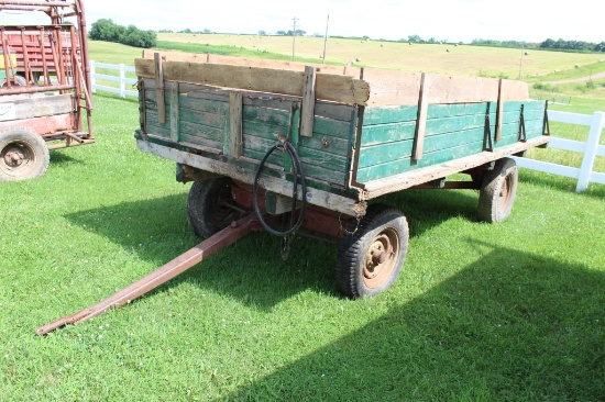 Wooden wagon w/ hyd. hoist