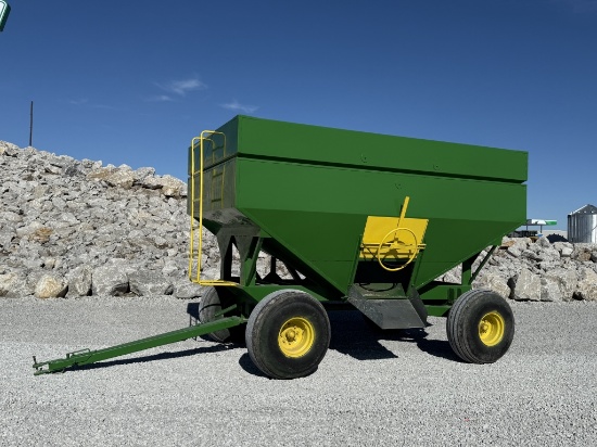 Gravity wagon on heavy-duty gear
