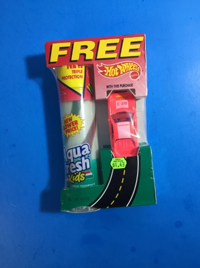 HOT WHEELS NEW IN PACKAGE - Aqua Fresh Kids Toothpaste with Collectible Car