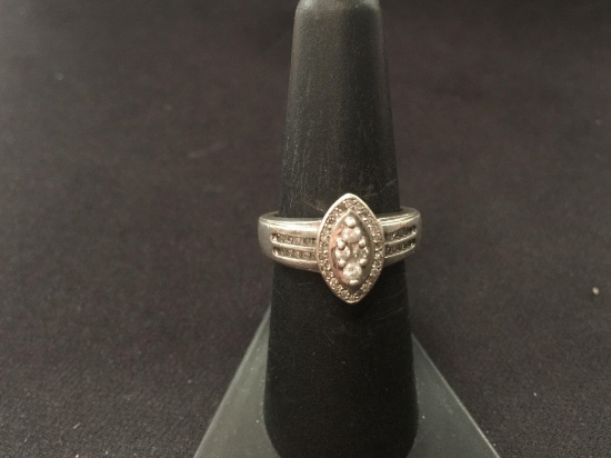 Sterling Silver & Diamond Lined Ring - Size 6.75