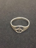 Petite Peace Sign Designed Sterling Silver Ring Band - Size 6.5