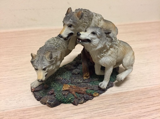 3 Wolves Figurine