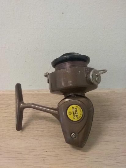 Vintage Daiwa 402 Spinning Fishing Reel