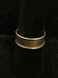 Unique 10K Yellow Gold Inset Crosshatch Pattern w/ Sterling Silver Sides 8mm Wide Ring Band Sz 8