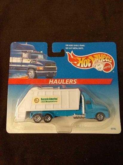 New in Package 1996 Hot Wheels Haulers Recycle America Truck 65743