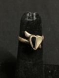 Mother of Pearl & Onyx Inlaid 8mm Heart Detail Top Bypass Sterling Silver Ring Band