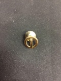 Round 13mm Diameter G Symbol Motif High Polished 10kt Gold Filled Commemorative Pin