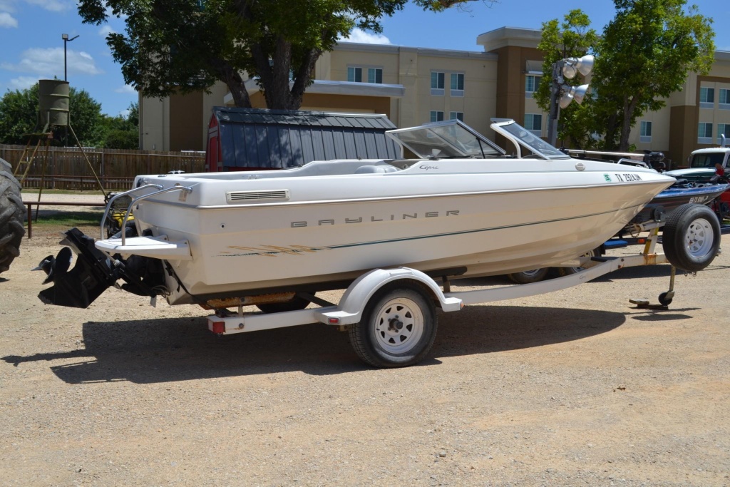 2001 18 Bayliner Capri Open Bow Ski Fishing Combo Comes W Manuals Vehicles Marine Aviation Boats Online Auctions Proxibid