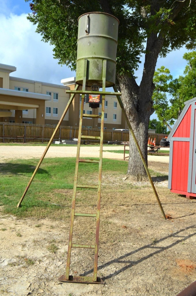 Lot Tri Pod Deer Feeder W Solar Panel Ultramatic Feeder Control