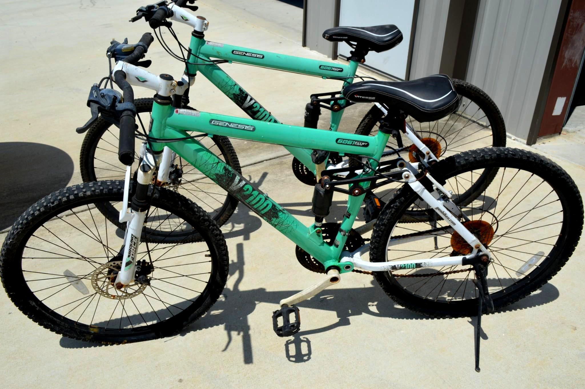 Pair of Men s Genesis V2100 Mountain Bike Proxibid