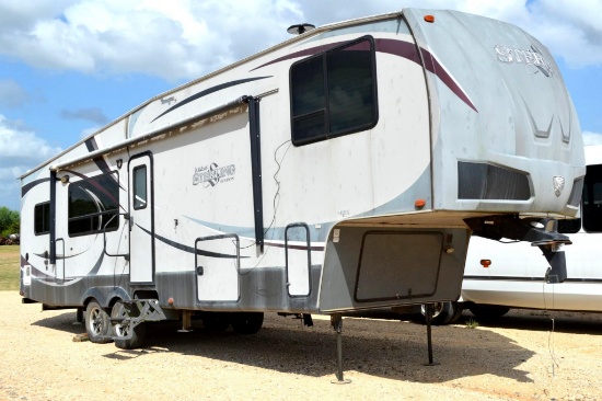 2011 Forest River 32' Wildcat 5th Wheel