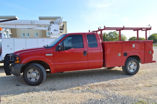 2006 Ford F-350 XL Super Duty Pickup Truck with Service Bed, Extended Cab, RWD V8 Gas Automatic