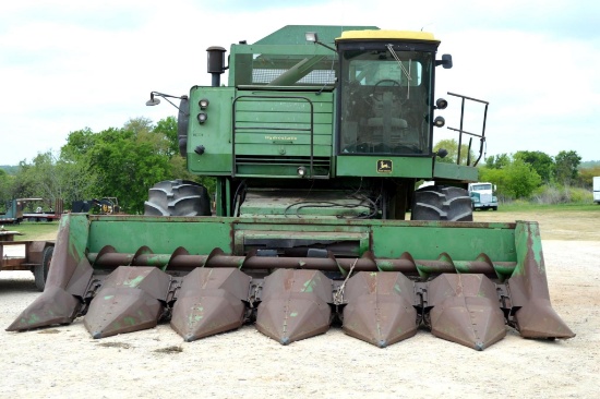 John Deere 8820 Turbo Combine w/ 6 Row Corn Header