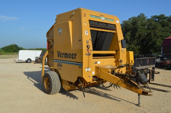 Vermeer 604 Series L Round Baler w/ Monitor and Manuals, Extra New Belts and 4 Rolls of Twine