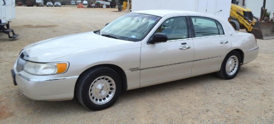 2000 Lincoln Town Car Passenger Car, VIN # 1LNHM83W7YY888180