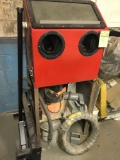 Blasting cabinet with vacuum