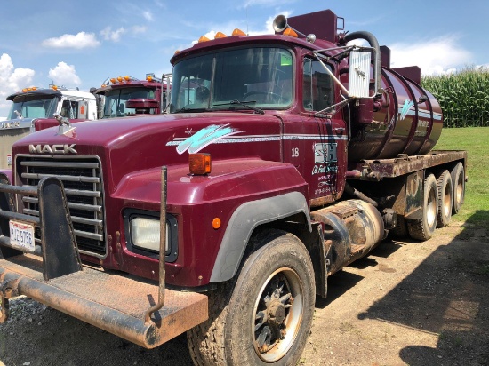 1994 Mack RD688S Triple Axle 70 Barrel Water/Brine Hauling Tractor