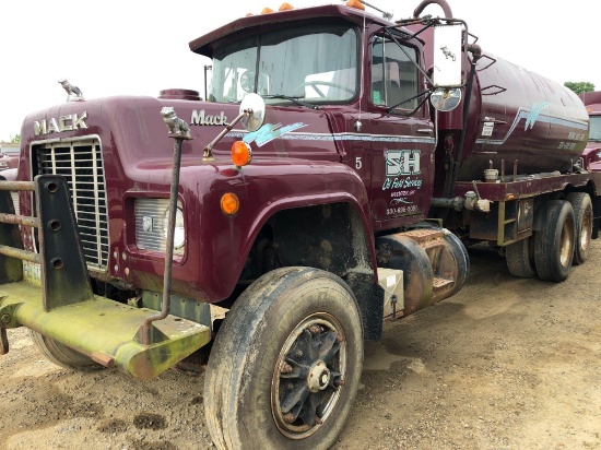 1985 Mack RD688S 85 Barrel Tandem Water/Brine Truck