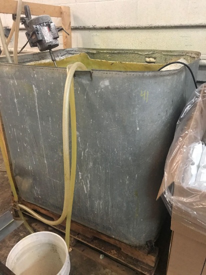 Approx 1000 gallon tank, with mixing motor