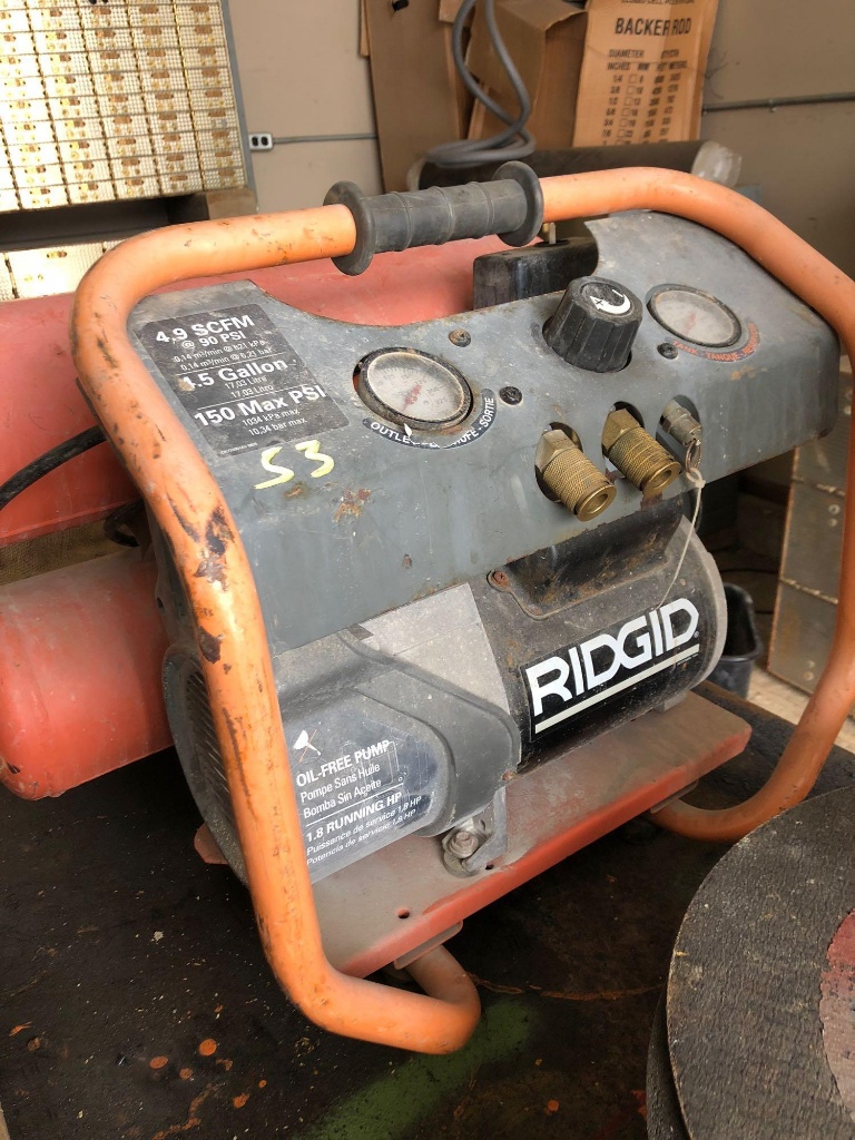 Ridgid 4.5 gal dual tank Air Compressor 