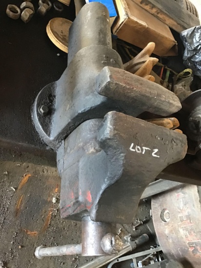 Large heavy duty bench vise, with 6 inch jaws