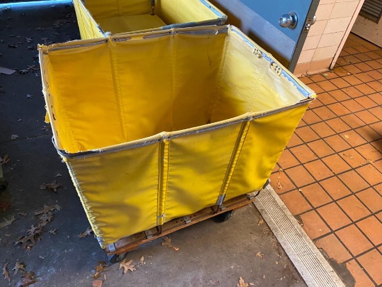 Laundry cart on casters