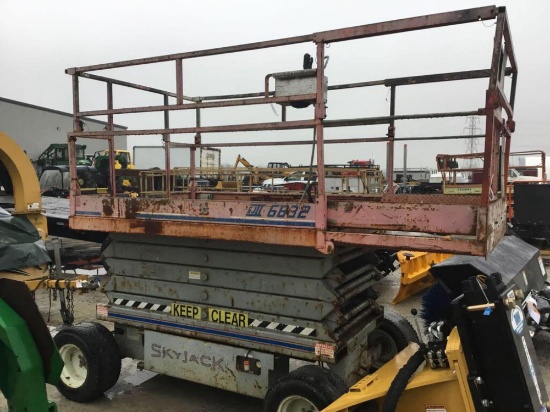 Skyjack SJII 6832 Lift, 68 inch platform, 32 ft reach, 560 hrs, Electric Scissor Lift