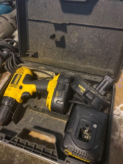 Dewalt 18v cordless drill set w/ 2 batteries and charger