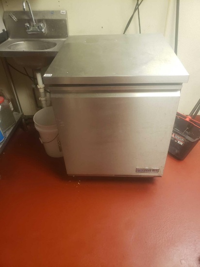 Kintera cooler / freezer on castors Model# Kuc27F L 27.5 in, W 30 in, 35 in