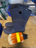 Dunlop DuraPro Plain Toe Rubber Boots Size 15 w/ Reflective XL Work Gloves
