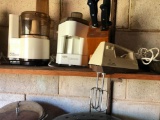 Kitchen items including food processor, juice extractor, knife block with knicves and blender