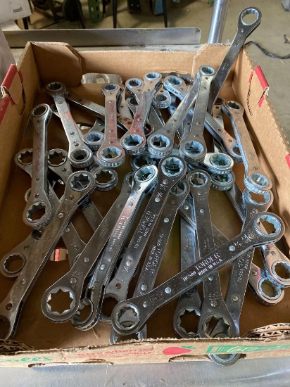 Box load of 3/4 in Torqer Co Dual Ratcheting Wrenches