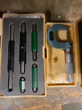 Mitutoyo 0-1in outside micrometer and 1-5in standard micrometer set