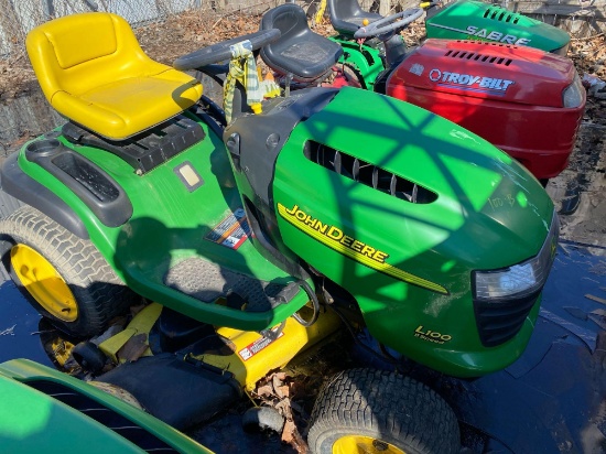 John Deere L100 Riding Lawn Mower