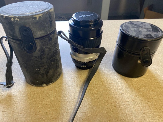 Nikon lens and 2 extra cases
