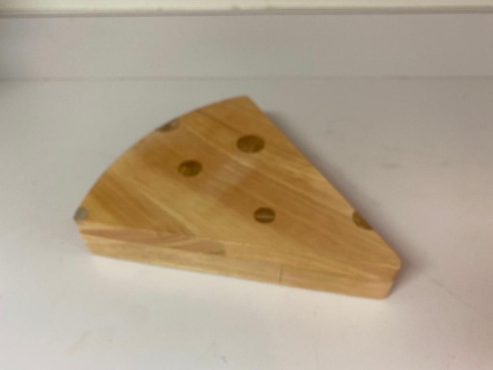 Wooden Cheeseboard with Cheese Knives/Spreaders in Built-in Compartment