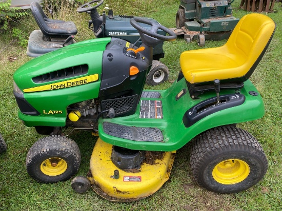 John Deere LA125 Riding Lawn Mower