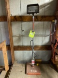 Freestanding work light with outlet