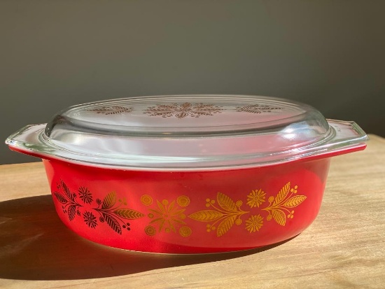 Vintage Pyrex Red & Gold Poinsettia 2.5 Qt. Casserole Dish with Lid...