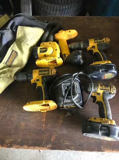 5pc DEWALT 18v set 2 batteries w/Charger